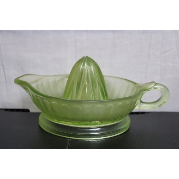 Beautiful Green Glass Uranium Vintage Juicer - Picture 3 of 5